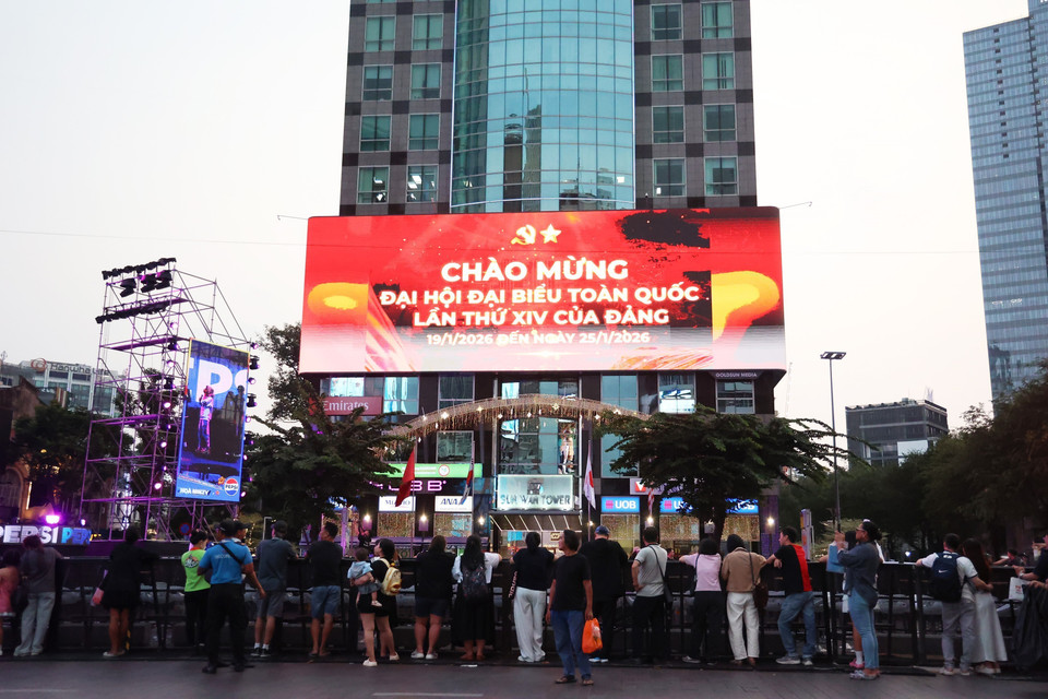 A system of panos and posters promoting the 14th Party Congress blends into the urban landscape of central Ho Chi Minh City, particularly around Nguyen Hue Walking Street, a popular gathering place for residents and visitors. (Photo: Hong Dat - VNA)