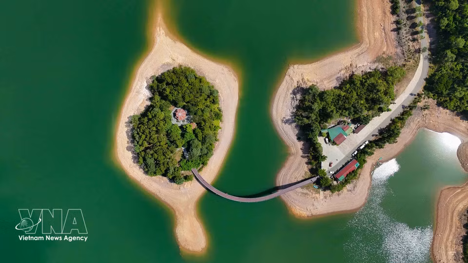 The memorial temple dedicated to late Party General Secretary Le Duan stands on an island in Ke Go Lake. (Photo: Huu Quyet - VNA)