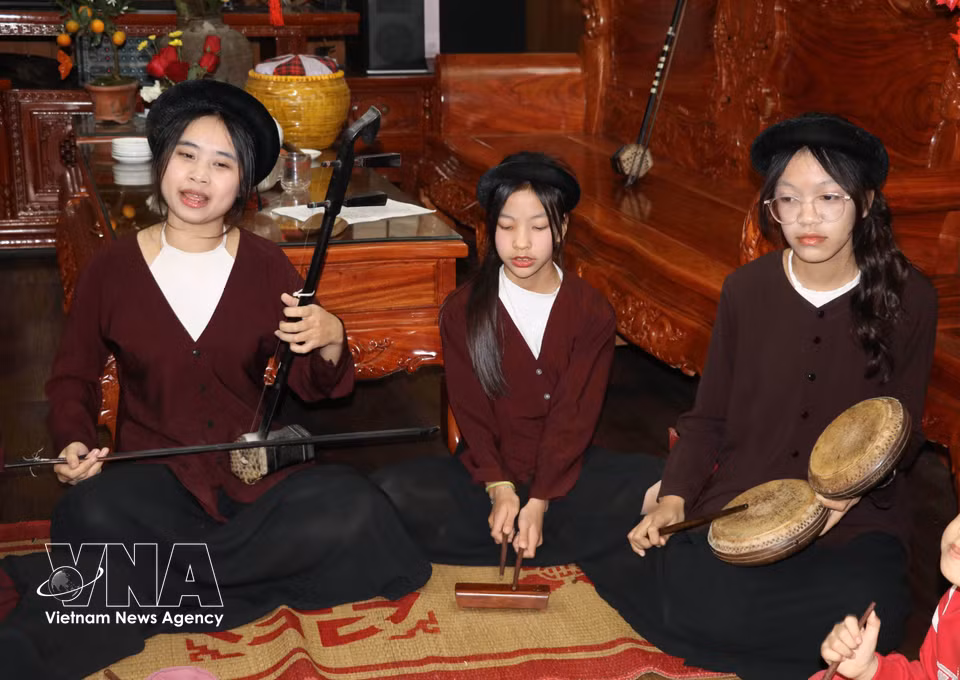 The Long Market Xam Troupe in Yen Tu commune attracts a growing number of students interested in learning and performing Xam singing. (Photo: Thuy Dung/VNA)