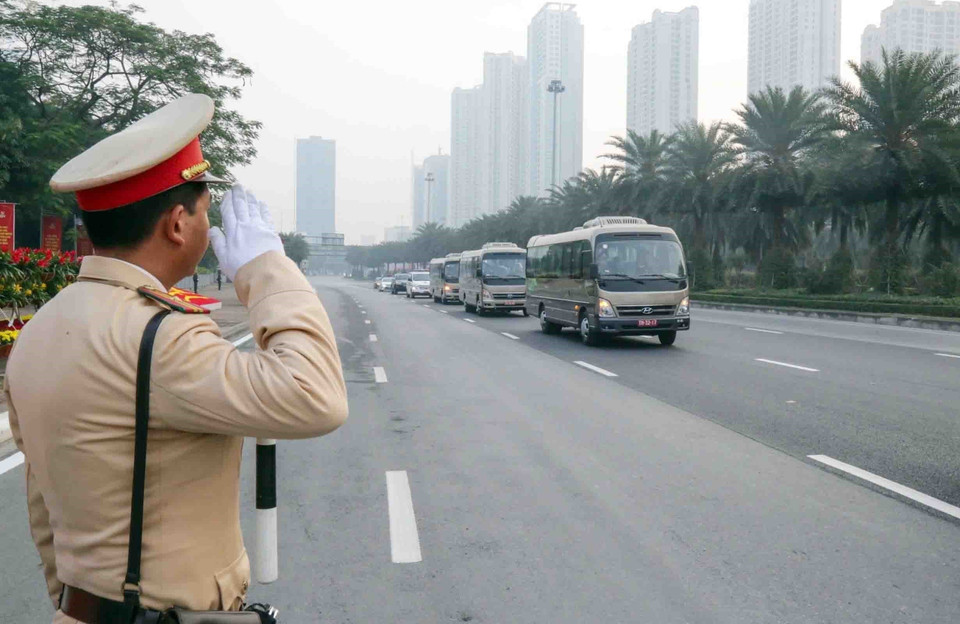 A convoy moves along Thang Long Boulevard, heading back to the National Convention Centre. (Photo: Pham Kien – VNA)