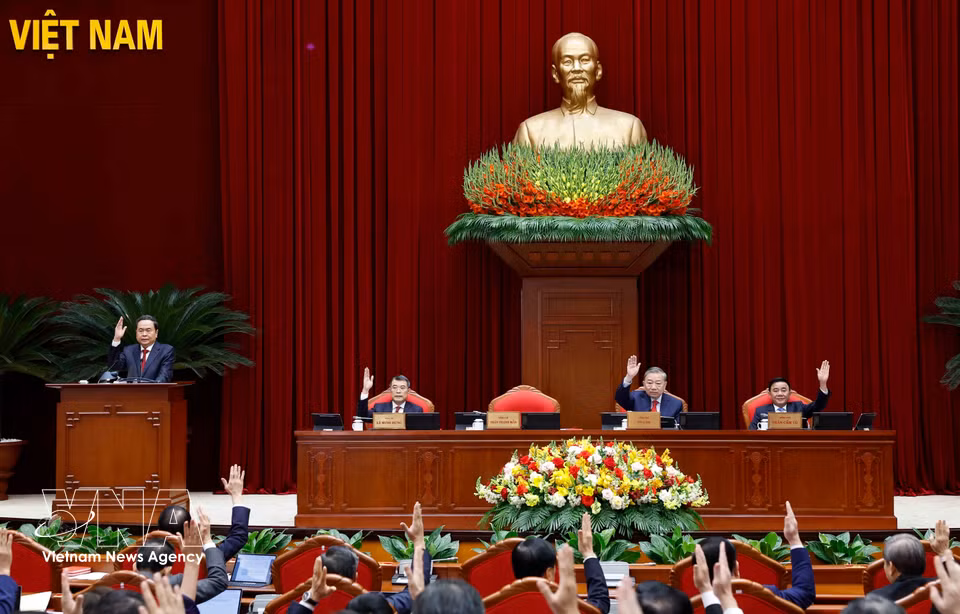 General Secretary To Lam and delegates approve the agenda of the 2nd meeting of the 14th Party Central Committee. Photo: Thong Nhat – VNA