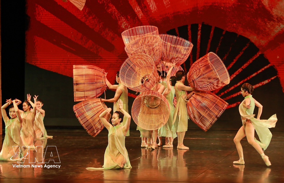 In “Do,” traditional items such as fish traps, paper fans, woven mats and Do paper are not merely stage props but form the core of the creative concept. (Photo: Khanh Hoa/VNA)