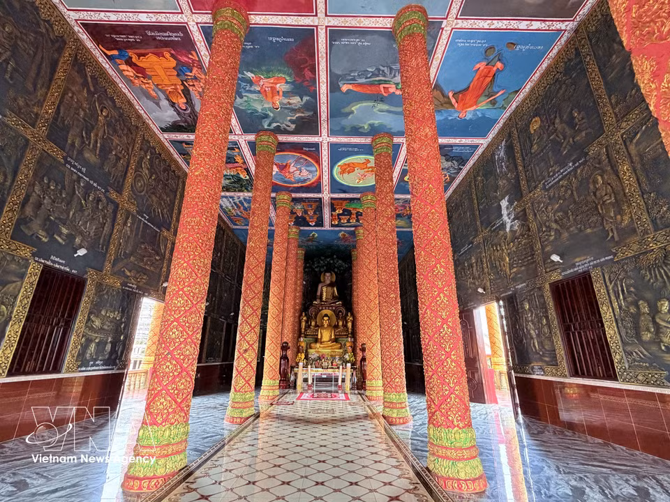 Inside the main hall, two rows of towering columns support the roof, creating a spacious and airy atmosphere. The walls and ceiling are adorned with elaborate bas-reliefs and vividly colored murals depicting the life of the Buddha, from his birth to his spiritual journey toward enlightenment. (Photo: Thanh Sang – VNA)