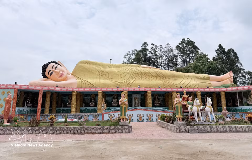The 100m-long reclining Buddha entering Nirvana at Serey Meang Kol Sa Kor Pagoda. (Photo: Thanh Sang – VNA)
