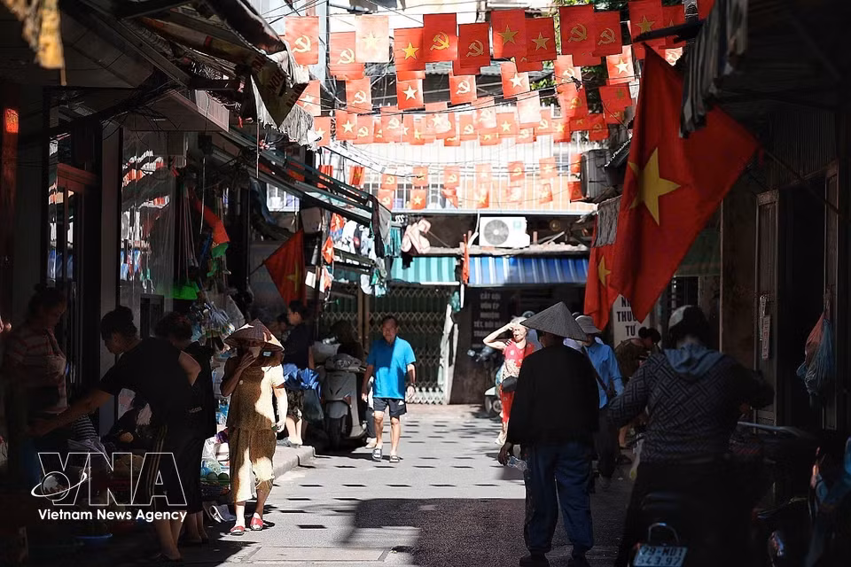 Blazing sunshine and soaring temperatures from early morning. (Photo: Pham Tuan Anh/VNA)