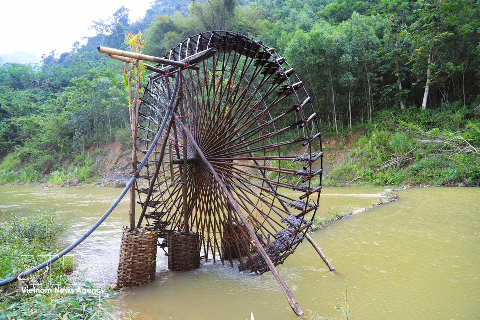 In areas with strong currents, additional supports are built to keep the water wheels stable and operating continuously. (Photo: Xuan Tien – VNA)