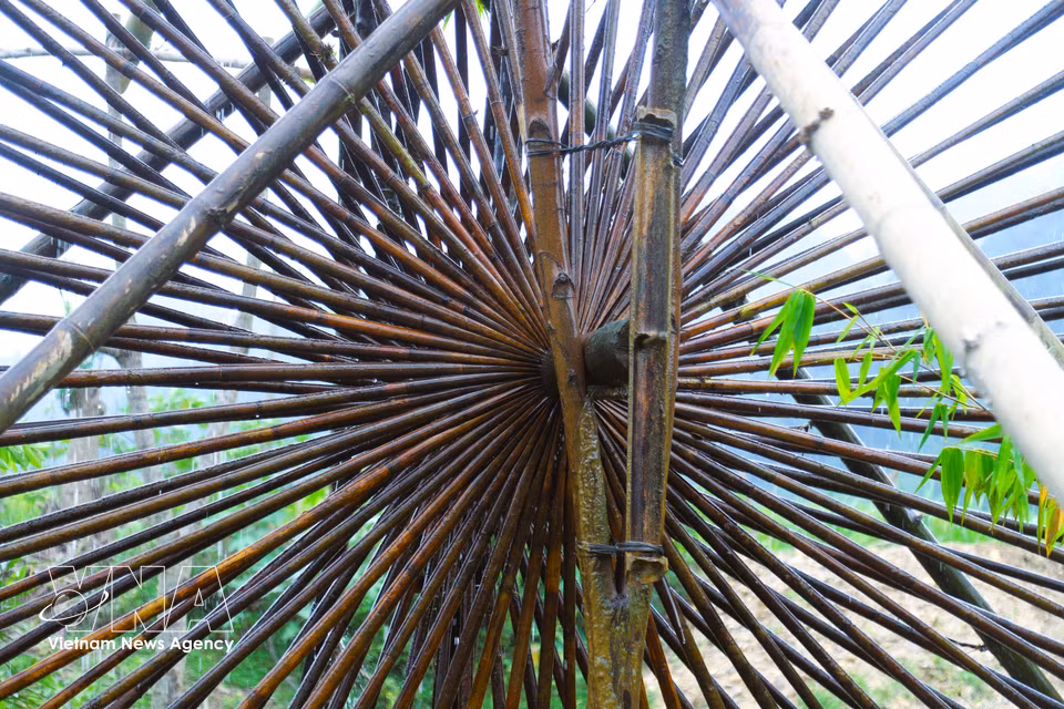 Each water wheel is a harmonious structure made up of multiple components. Its “soul” lies in dozens or even hundreds of evenly sized bamboo tubes attached to a central wooden axle, forming a sturdy wheel with a circumference of 7 to 15 metres. (Photo: Xuan Tien – VNA)