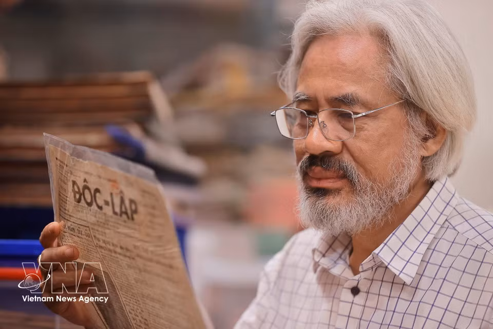 Among the highlights of his collection are early revolutionary newspapers such as Cuu Quoc (National Salvation), Doc Lap (Independence), Co Giai Phong (Liberation Flag), and Vui Song (Happy Life), as well as once-famous cultural and literary magazines including Phong Hoa and Ngay Nay. (Photo: Minh Quyet/VNA)