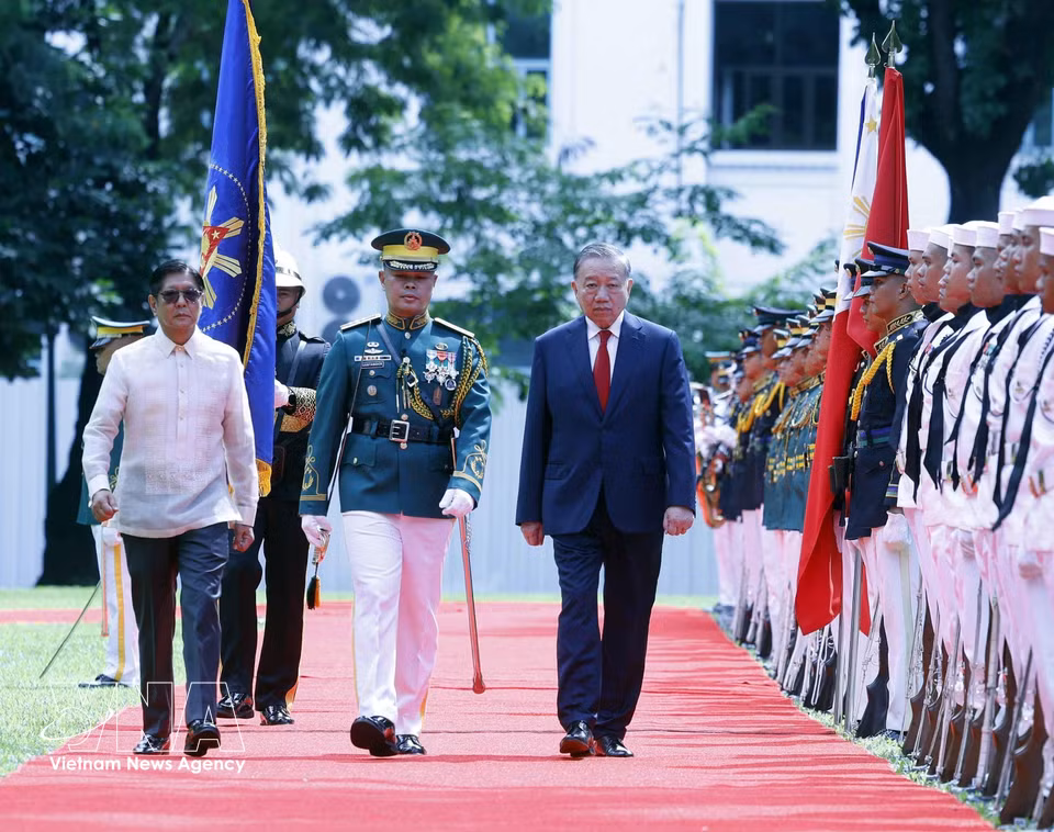 Party General Secretary and State President To Lam and President Ferdinand Romualdez Marcos Jr. inspect the guard of honour. (Photo: Thong Nhat – VNA)
