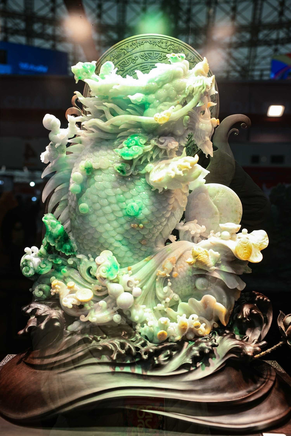 The gemstone exhibition area, featuring diverse designs, fine craftsmanship, and varied prices, attracts large crowds of visitors to Spring Fair 2026. (Photo: Hoang Hieu – VNA)