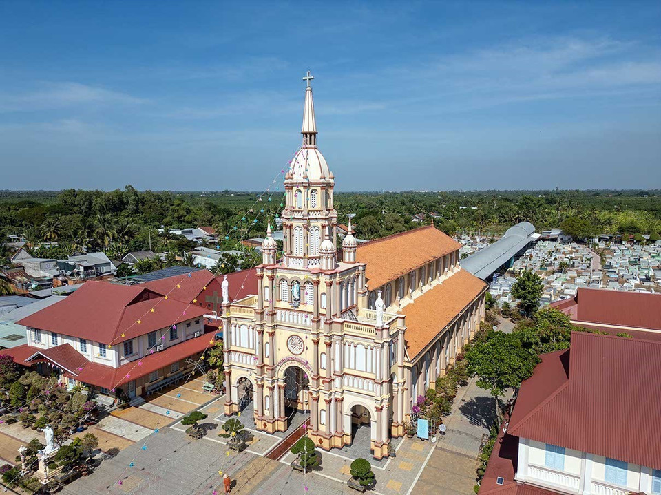 Cu Lao Gieng Church (Cu Lao Gieng commune), built in 1877, is a popular attraction for visitors. (Photo: Khanh Hoa – VNA)