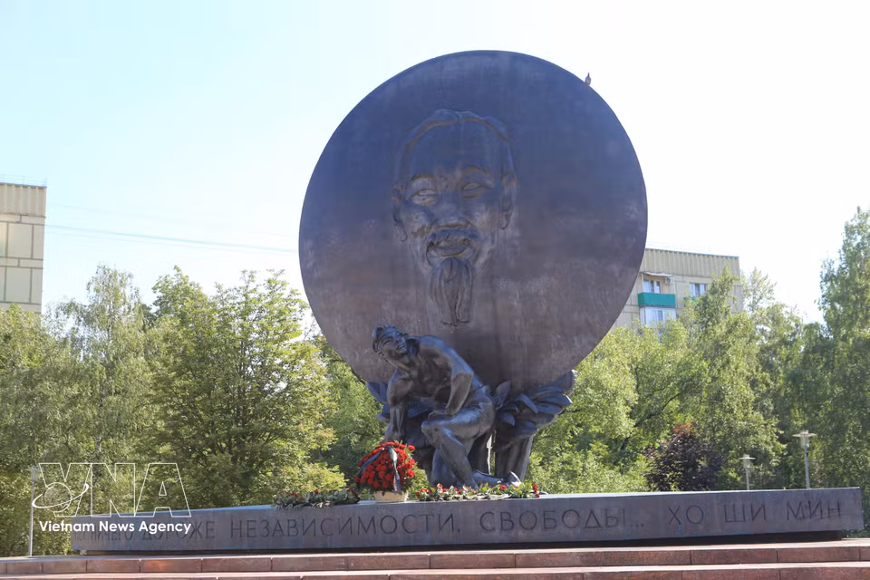 The Monument to President Ho Chi Minh stands as a powerful symbol of the close ties between Vietnam and Russia. (Photo: Van Hieu/VNA Correspondent in Russia)