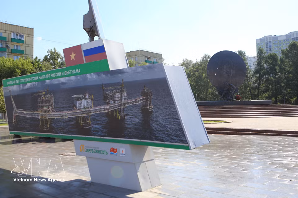 The architectural complex of Ho Chi Minh Square and the Monument to President Ho Chi Minh in Moscow embodies the enduring friendship between Vietnam and Russia. (Photo: Van Hieu/VNA Correspondent in Russia)