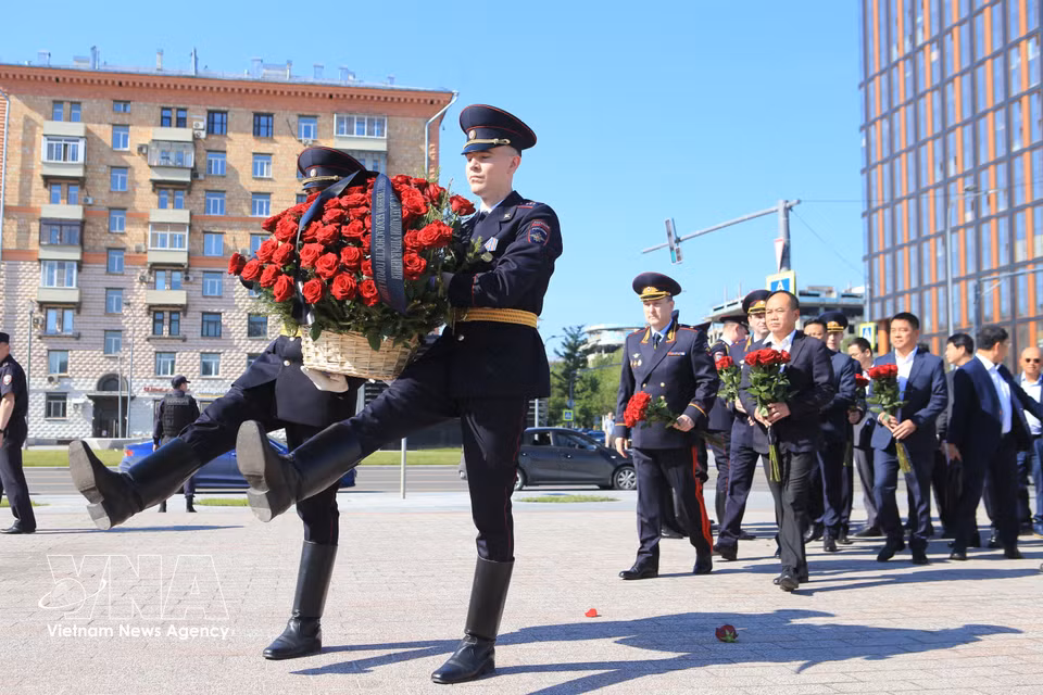 Representatives of the Hanoi Police Department and Moscow’s Interior Department pay floral tribute to President Ho Chi Minh. (Photo: Van Hieu/VNA Correspondent in Russia)