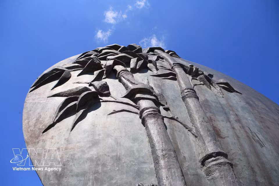 An image of bamboo, a national symbol of Vietnam, is engraved on the reverse side of the Monument to President Ho Chi Minh. (Photo: Van Hieu/VNA Correspondent in Russia)