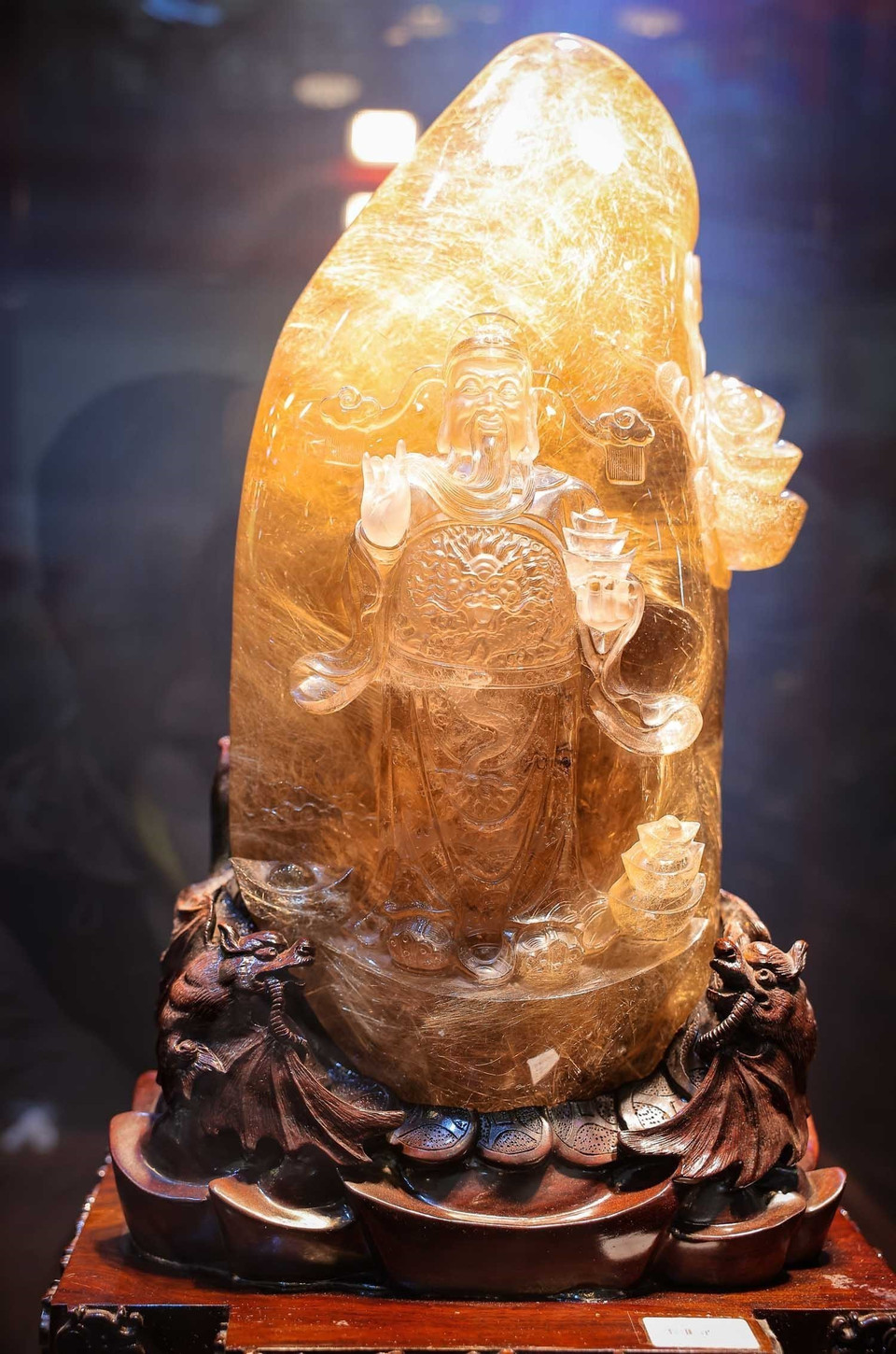 A 14.6-kilogram artwork made from rutile quartz is introduced at the fair. (Photo: Hoang Hieu – VNA)