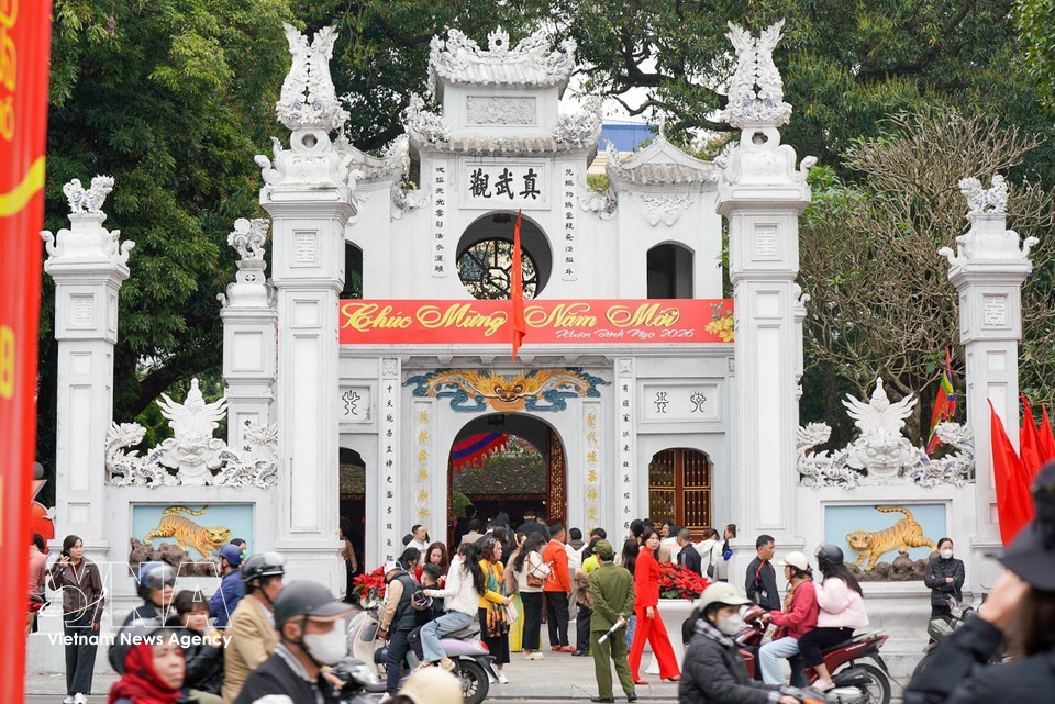 People visit Quan Thanh Temple (Guardian of the North) during the Lunar New Year. (Photo: Khanh Hoa – VNA)