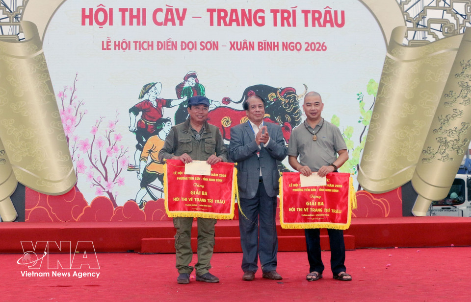 The organising committee awards third prizes to artists. (Photo: Nguyen Chinh – VNA)