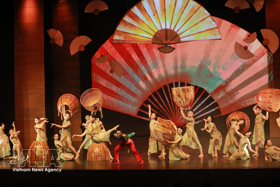 In “Do,” traditional items such as fish traps, paper fans, woven mats and Do paper are not merely stage props but form the core of the creative concept. (Photo: Khanh Hoa/VNA)