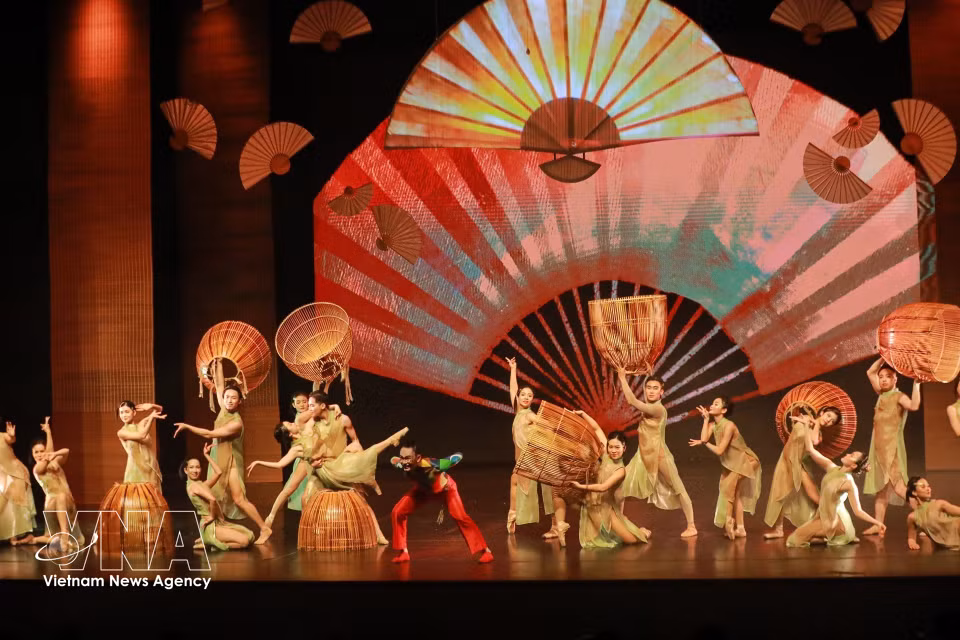 In “Do,” traditional items such as fish traps, paper fans, woven mats and Do paper are not merely stage props but form the core of the creative concept. (Photo: Khanh Hoa/VNA)