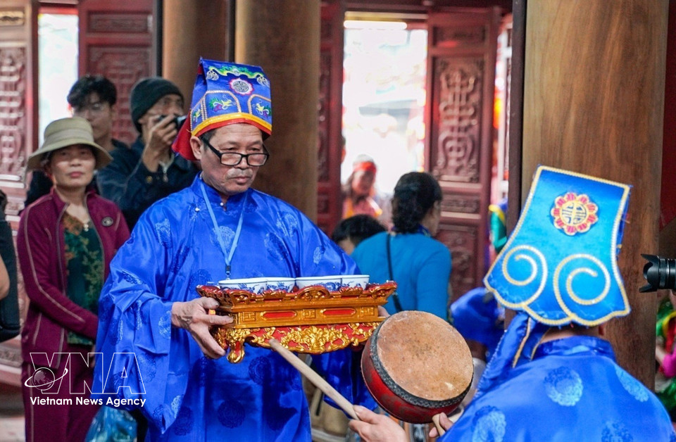 Four pots of rice are brought into the communal house as offerings to the village tutelary deity. (Photo: Khanh Hoa – VNA)