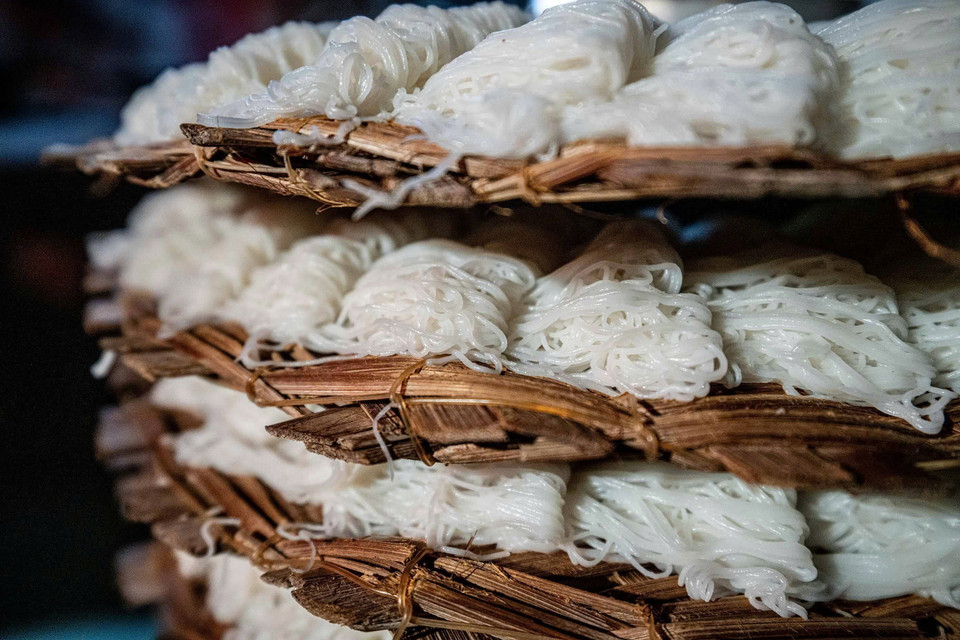 Banh hoi is a traditional Vietnamese rice noodle dish made from finely ground rice flour. Unlike flat rice sheets or thick noodles, banh hoi consists of extremely thin, delicate strands woven into small, soft mats. (Photo: Khanh Hoa - VNA)