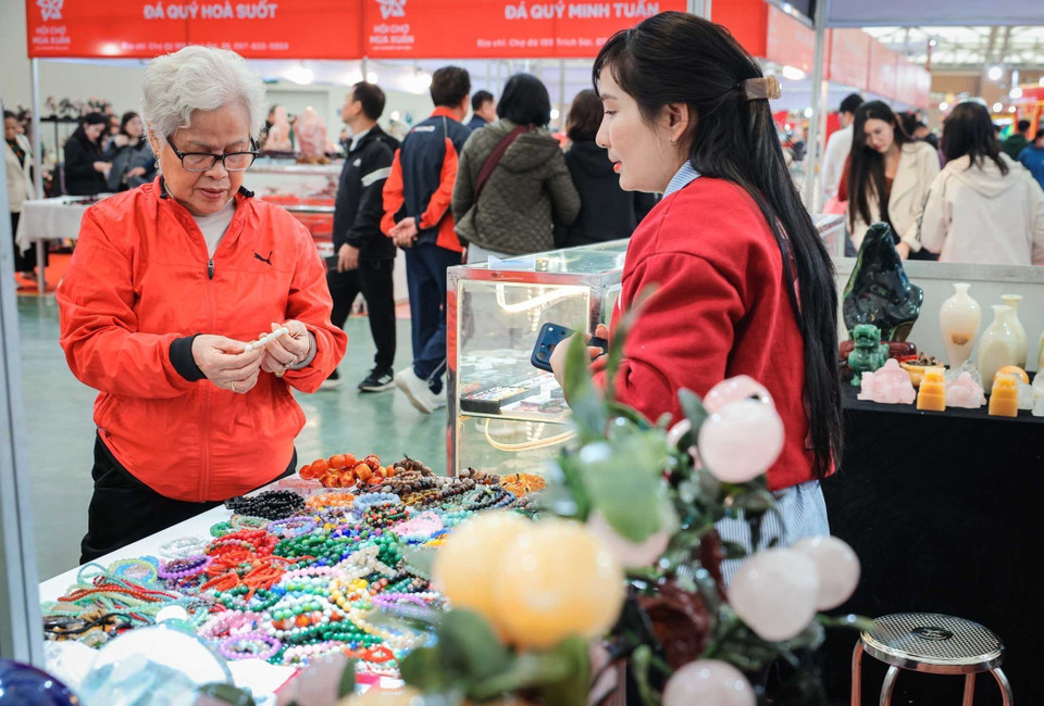 A visitor selects gemstone bracelets at Spring Fair 2026. (Photo: Hoang Hieu – VNA)