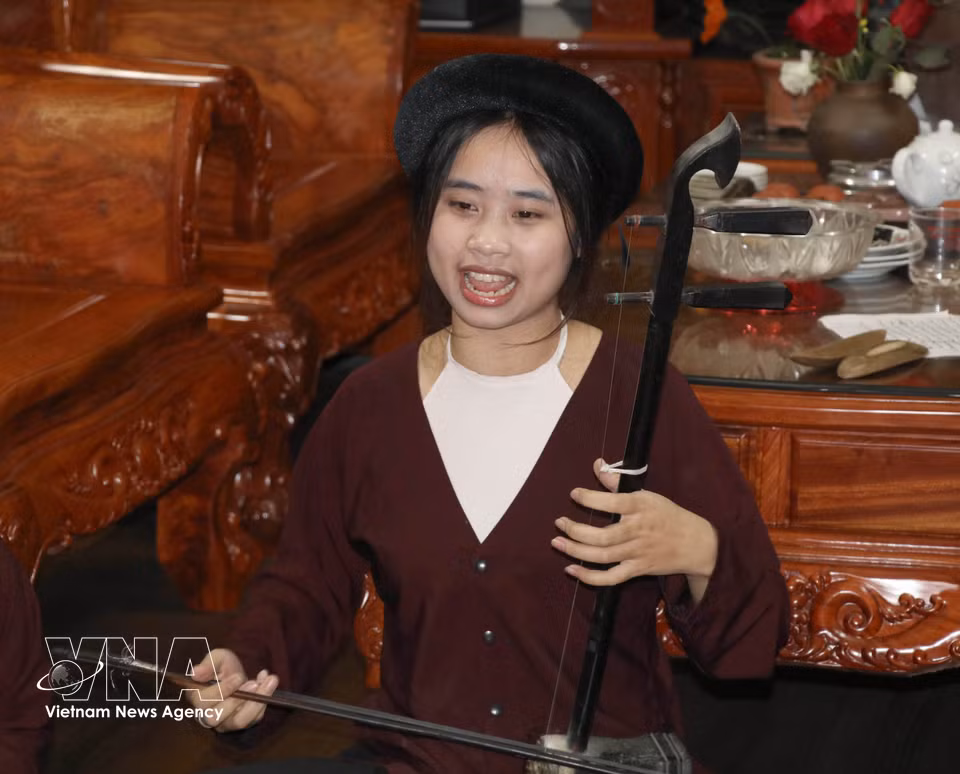 The Long Market Xam Troupe in Yen Tu commune attracts a growing number of students interested in learning and performing Xam singing. (Photo: Thuy Dung/VNA)