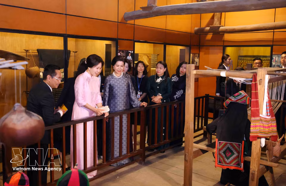 Madame Ngo Phuong Ly, spouse of Party General Secretary and State President To Lam, and Madame Kim Hae Kyung, spouse of Republic of Korea President Lee Jae Myung, visit the Vietnam Museum of Ethnology. (Photo: Pham Kien - VNA)