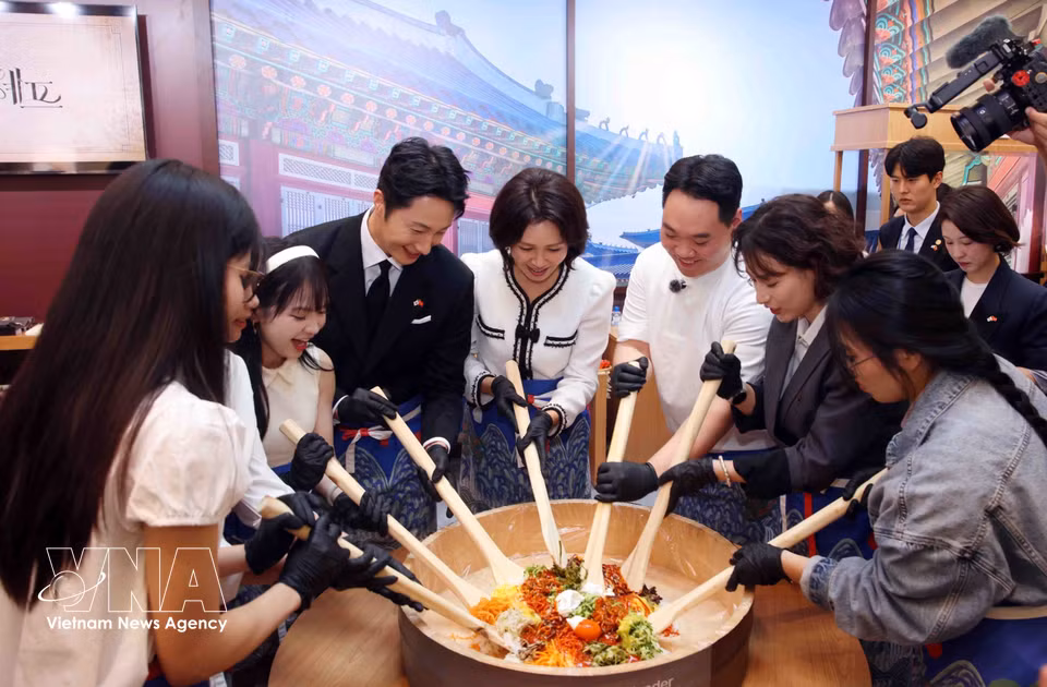 Madame Kim Hae Kyung, spouse of Republic of Korea President Lee Jae Myung, and delegates make bibimbap with gochujang at the festival. (Photo: Pham Kien - VNA)