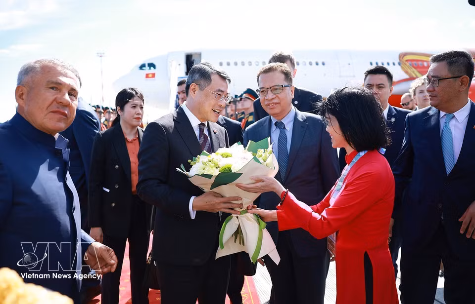 A welcome ceremony is held for Prime Minister Le Minh Hung upon his arrival in Kazan, the Republic of Tatarstan of the Russian Federation, to attend the ASEAN–Russia Commemorative Summit marking the 35th anniversary of ASEAN–Russia relations. (Photo: Duong Giang/VNA)