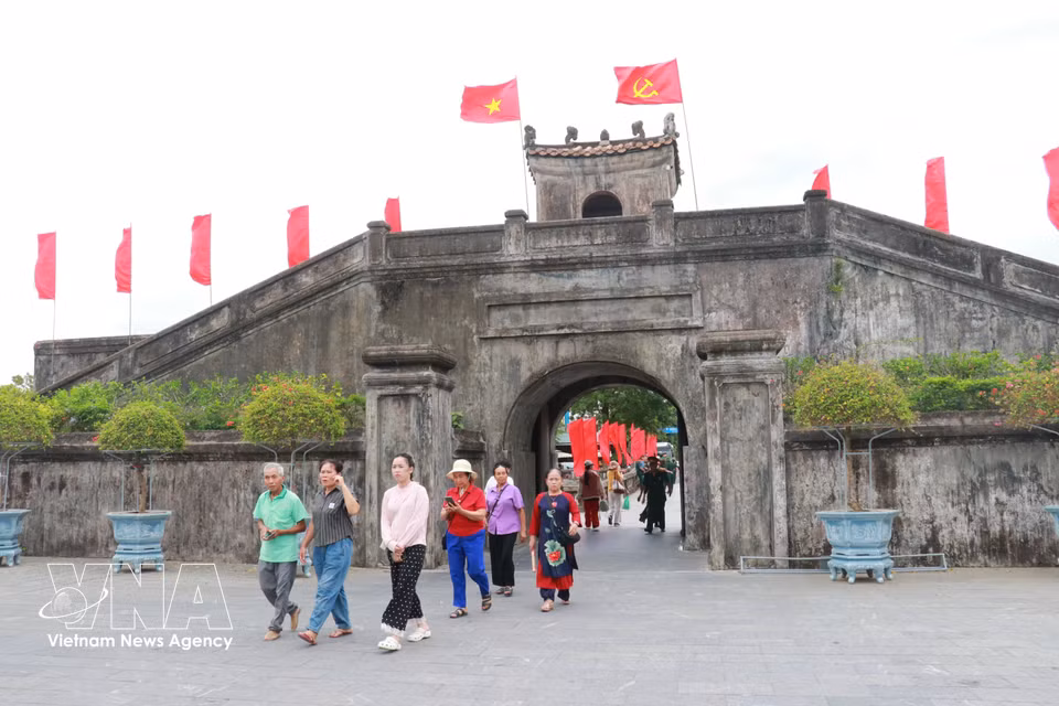 People from across the country gather at the Quang Tri Citadel to pay tribute to the fallen. (Photo: Tuong Vi/VNA)