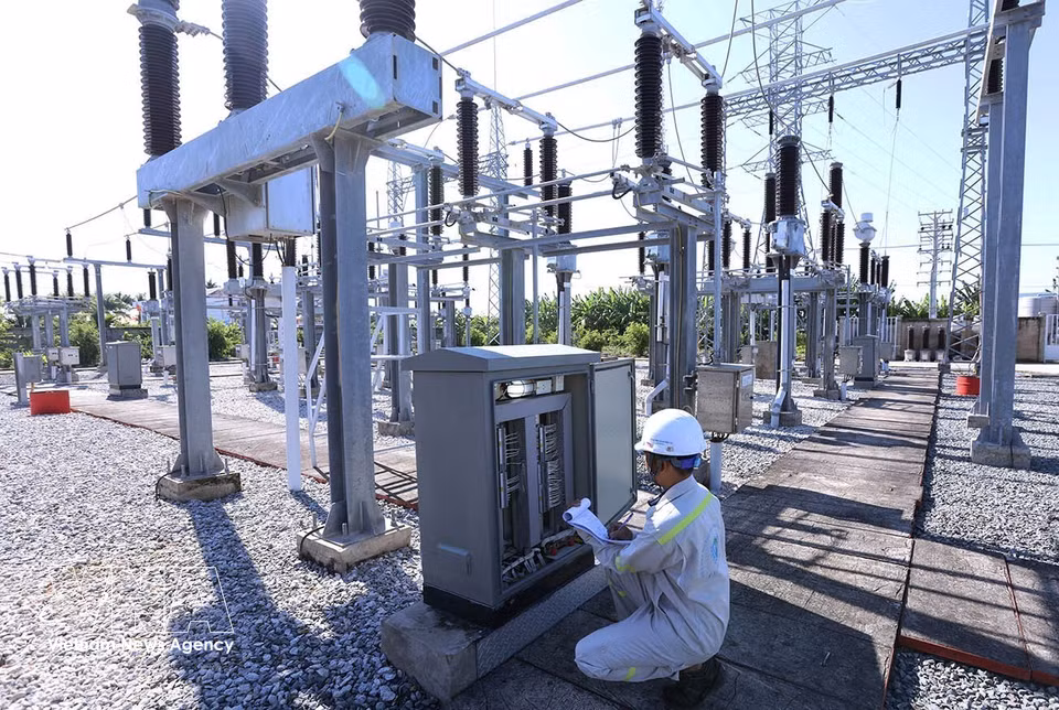 A technician monitors operations at a 110kV substation connected to the national grid at Hoa Binh 1 and 2 wind power plants in Vinh Hau commune, Ca Mau province. (Photo: Vu Sinh/VNA)