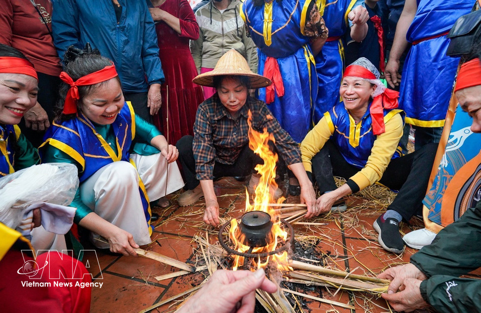 The rice-cooking contest takes place in the courtyard of Thi Cam communal house. (Photo: Khanh Hoa – VNA)