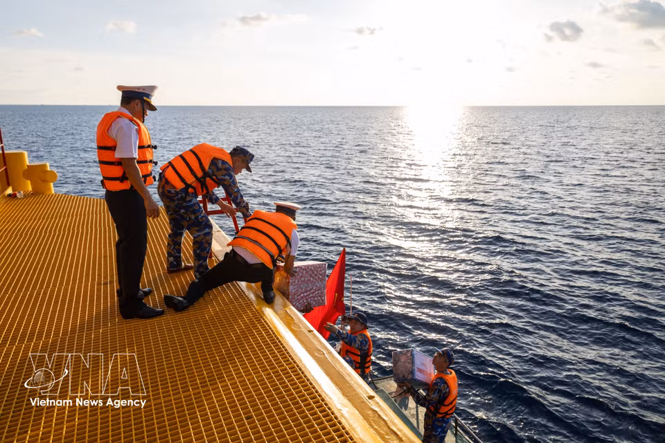 Supplies from the mainland are transferred to the platform. (Photo: Xuan Quy – VNA)