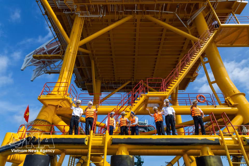 Soldiers stationed on a DK1 platform. (Photo: Xuan Quy – VNA)