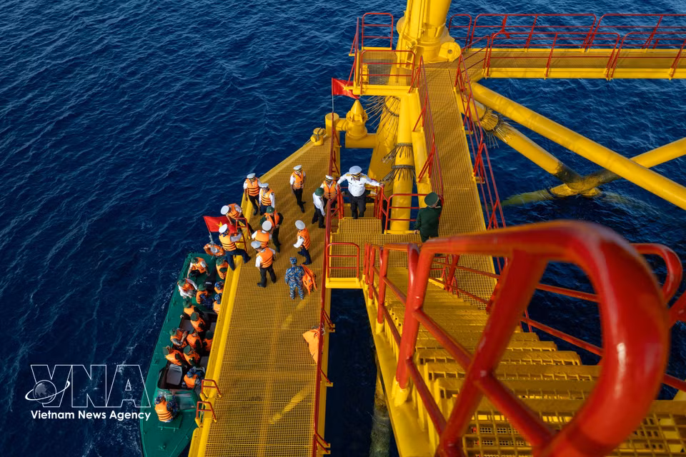 A service vessel approaches the platform under favourable sea conditions. (Photo: Xuan Quy – VNA)