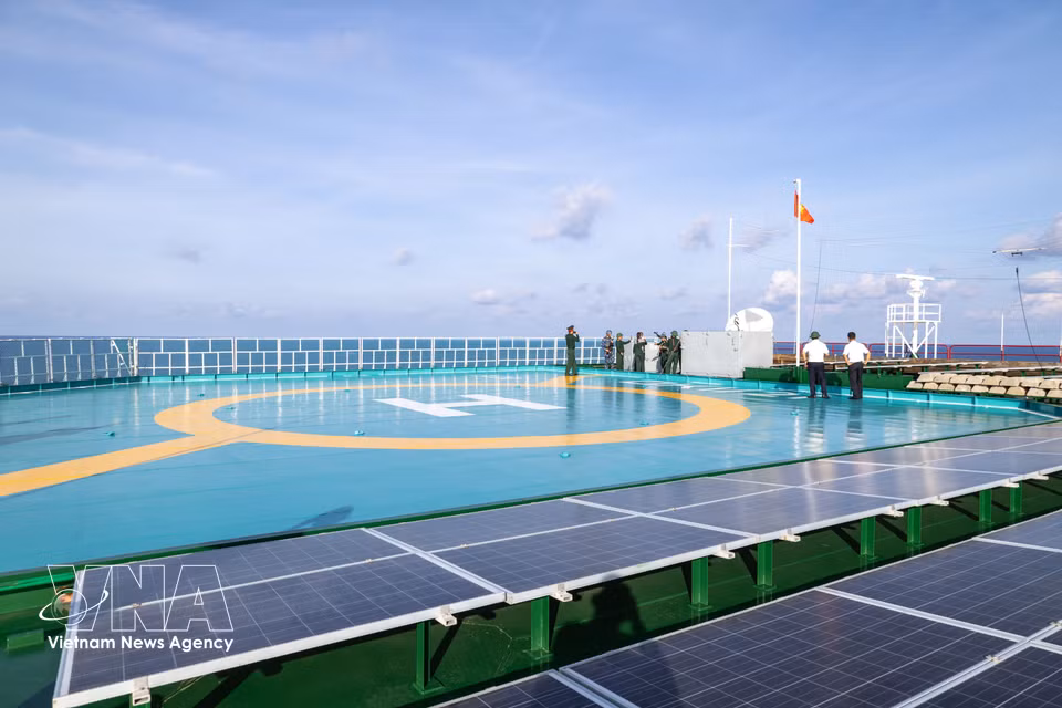 The helipad atop a DK1 platform serves as a vital link to the mainland in emergencies. (Photo: Xuan Quy – VNA)
