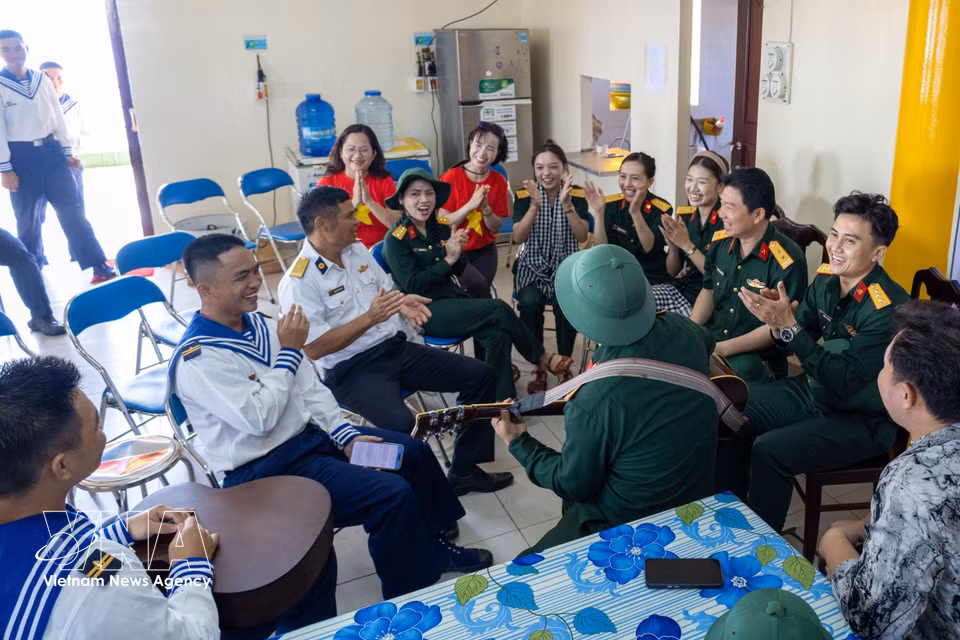 Soldiers on a DK1 platform take part in a cultural exchange with a visiting delegation. (Photo: Xuan Quy – VNA)