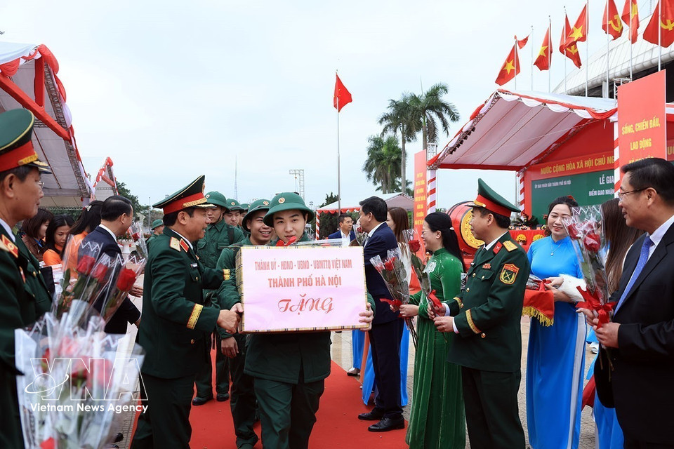 Hanoi leaders encourage new recruits as they depart for military service. (Photo: Tuan Anh – VNA)