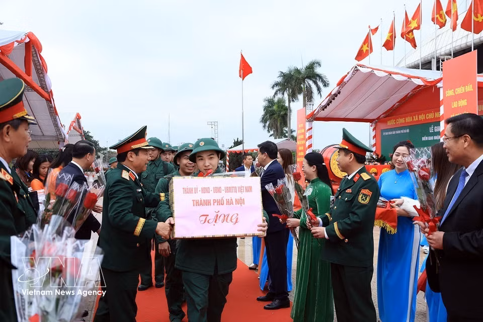 Hanoi leaders encourage new recruits as they depart for military service. (Photo: Tuan Anh – VNA)