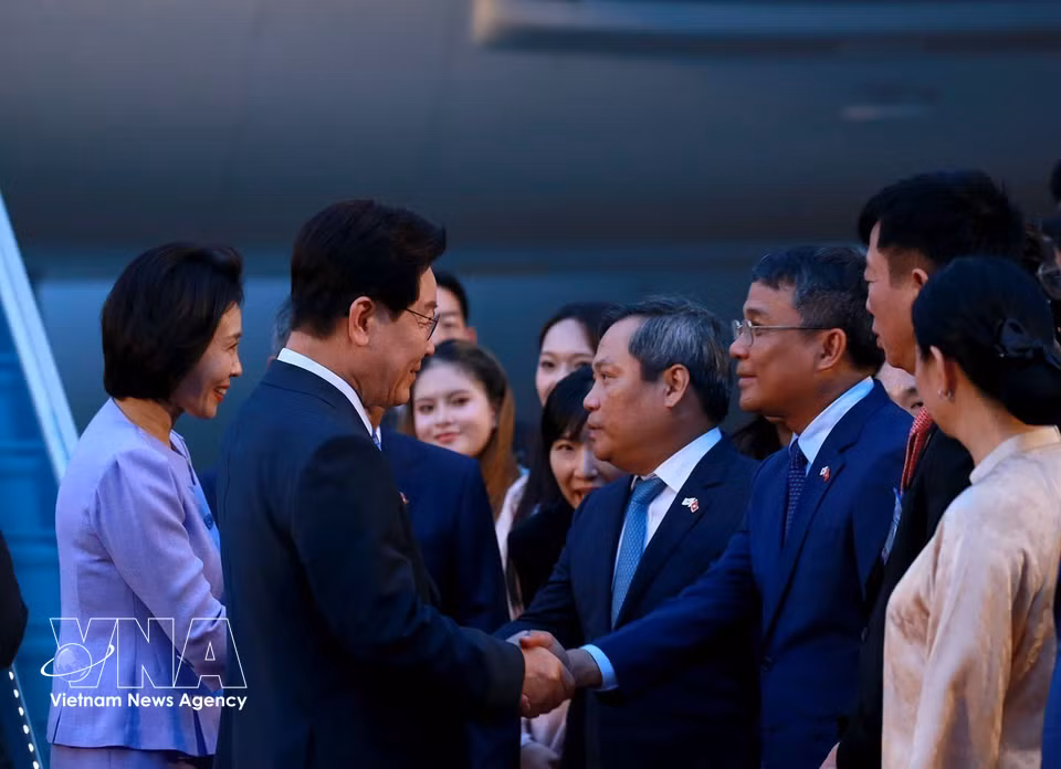 President of the Republic of Korea Lee Jae Myung and his spouse arrive in Hanoi, beginning their state visit to Vietnam. (Photo: Tuan Anh - VNA)
