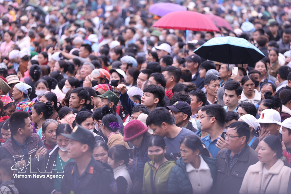 Large crowds of local people attend the festival. (Photo: Trong Dat – VNA)