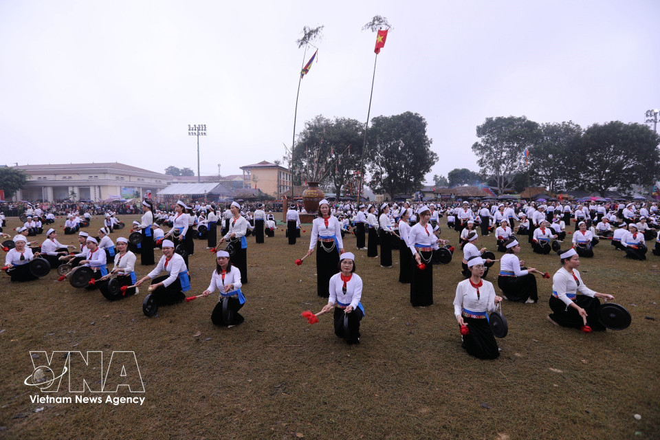 Artisans in traditional attire perform Muong gong music at the Khai Ha Festival 2026. (Photo: Trong Dat – VNA)