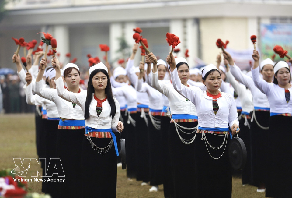 Artisans in traditional attire perform Muong gong music at the festival. (Photo: Trong Dat – VNA)