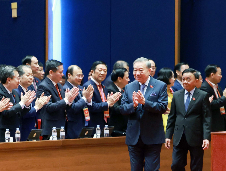 Party General Secretary To Lam and Politburo member, Standing member of the Party Central Committee Secretariat Tran Cam Tu attend the discussion on the Congress documents on the morning of January 21. (Photo: VNA)