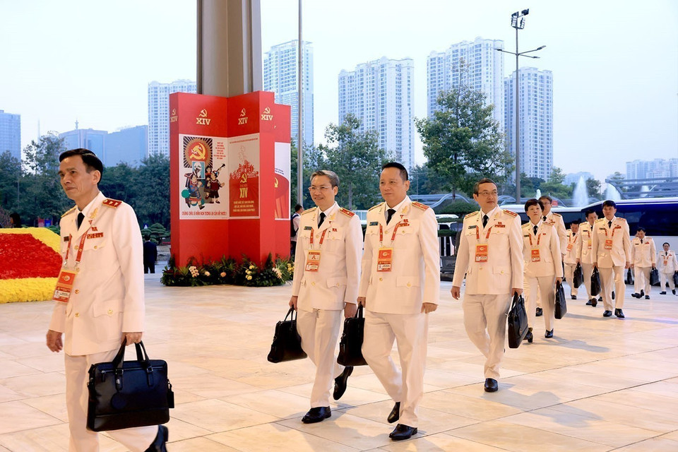 Delegates of the Central Public Security Party Delegation attend the plenary discussion on the Congress documents on the morning of January 21. (Photo: VNA)