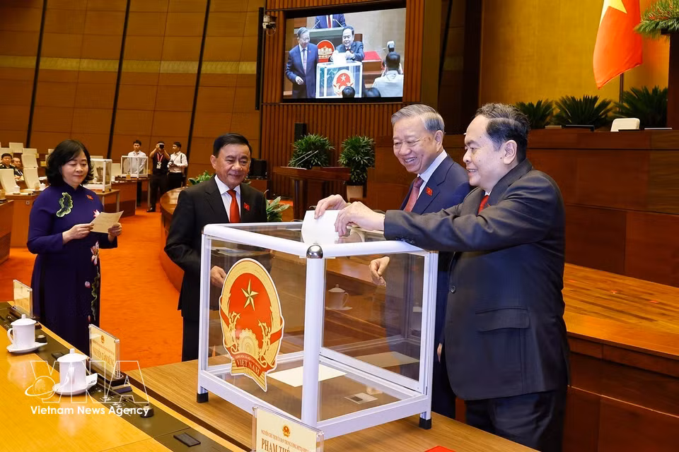 General Secretary To Lam and National Assembly deputies cast ballots to elect the Chairman of the 16th National Assembly. (Photo: Doan Tan/VNA)