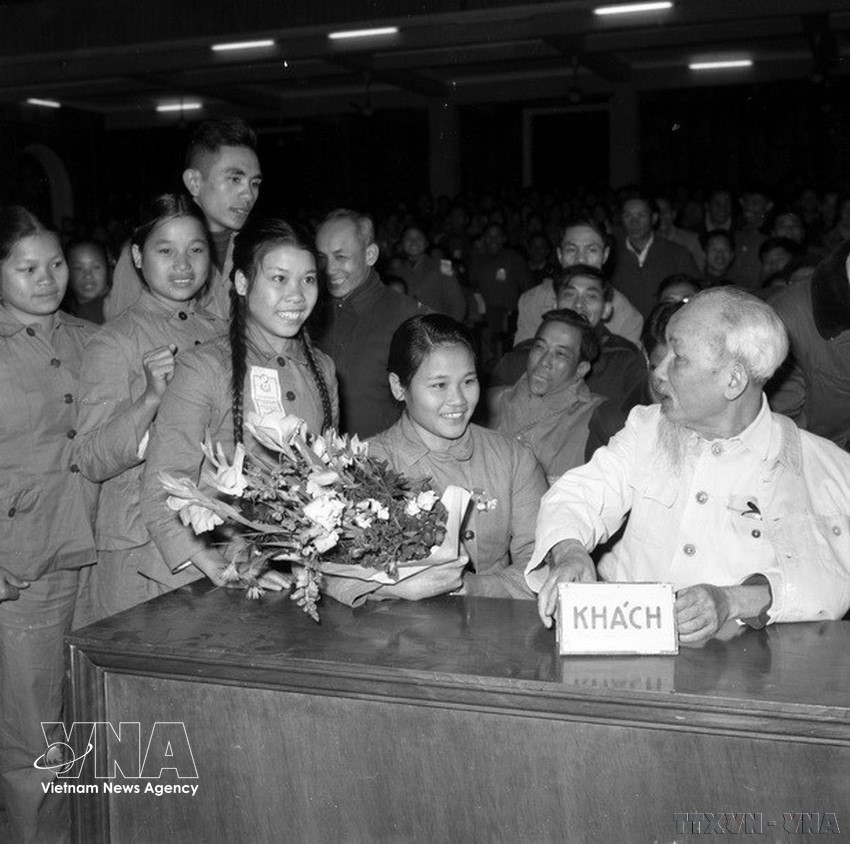President Ho Chi Minh meets delegates attending the Congress of Youth Volunteers for Emulation in the anti-US resistance in northern Vietnam (January 1967). (Photo: VNA)