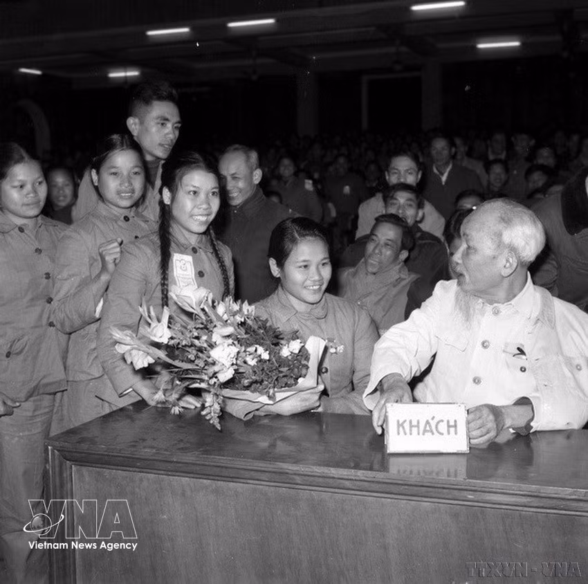 President Ho Chi Minh meets delegates attending the Congress of Youth Volunteers for Emulation in the anti-US resistance in northern Vietnam (January 1967). (Photo: VNA)